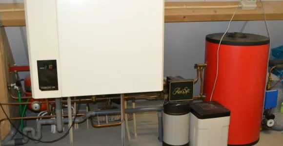 Cv-ketel met boilervat tijdens onderhoud door Technisch Buro Dunning
